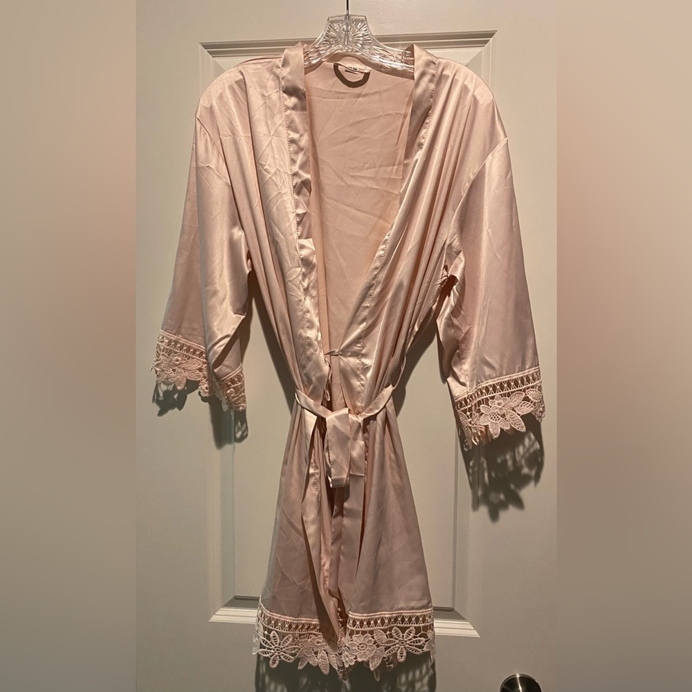 Women’s light pink silky robe. One size. Never worn! NWOT. Above knee length.